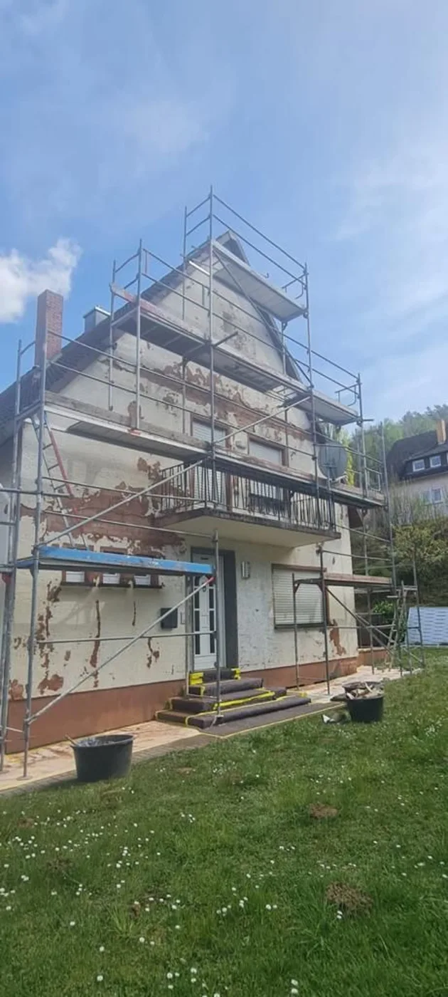 Einfamilienhaus im Gerüst während der Fassadenarbeiten
